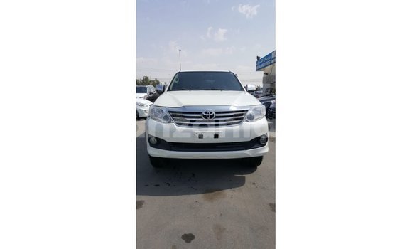 Nunua Imported Toyota Fortuner Nyeupe Gari ndani ya Import - Dubai nchini Arusha Nunua Imported Toyota Fortuner Nyeupe Gari ndani ya Import - Dubai nchini Arusha