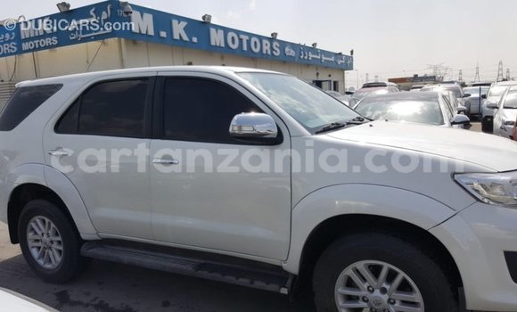 Nunua Imported Toyota Fortuner Nyeupe Gari ndani ya Import - Dubai nchini Arusha Nunua Imported Toyota Fortuner Nyeupe Gari ndani ya Import - Dubai nchini Arusha