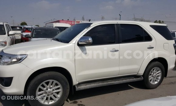Nunua Imported Toyota Fortuner Nyeupe Gari ndani ya Import - Dubai nchini Arusha Nunua Imported Toyota Fortuner Nyeupe Gari ndani ya Import - Dubai nchini Arusha