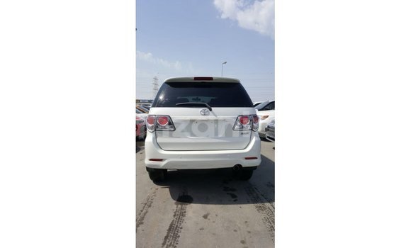 Nunua Imported Toyota Fortuner Nyeupe Gari ndani ya Import - Dubai nchini Arusha Nunua Imported Toyota Fortuner Nyeupe Gari ndani ya Import - Dubai nchini Arusha