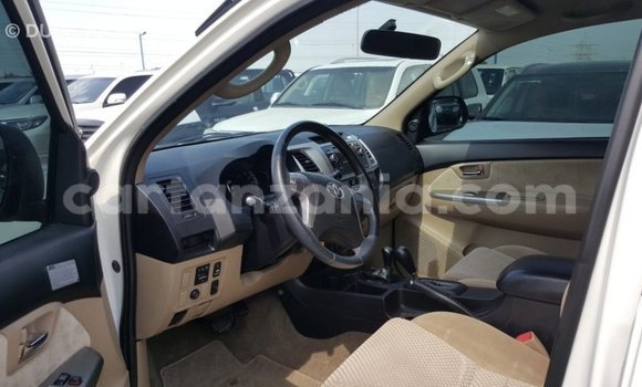 Nunua Imported Toyota Fortuner Nyeupe Gari ndani ya Import - Dubai nchini Arusha Nunua Imported Toyota Fortuner Nyeupe Gari ndani ya Import - Dubai nchini Arusha