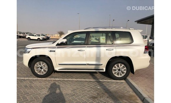 Nunua Imported Toyota Land Cruiser Nyeupe Gari ndani ya Import - Dubai nchini Arusha Nunua Imported Toyota Land Cruiser Nyeupe Gari ndani ya Import - Dubai nchini Arusha