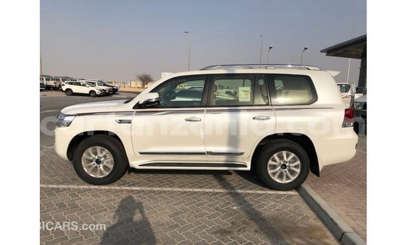 Nunua Imported Toyota Land Cruiser Nyeupe Gari ndani ya Import - Dubai nchini Arusha Nunua Imported Toyota Land Cruiser Nyeupe Gari ndani ya Import - Dubai nchini Arusha