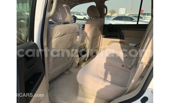 Nunua Imported Toyota Land Cruiser Nyeupe Gari ndani ya Import - Dubai nchini Arusha Nunua Imported Toyota Land Cruiser Nyeupe Gari ndani ya Import - Dubai nchini Arusha