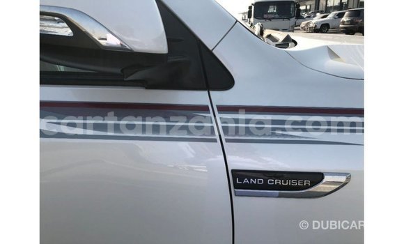 Nunua Imported Toyota Land Cruiser Nyeupe Gari ndani ya Import - Dubai nchini Arusha Nunua Imported Toyota Land Cruiser Nyeupe Gari ndani ya Import - Dubai nchini Arusha