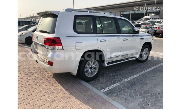Nunua Imported Toyota Land Cruiser Nyeupe Gari ndani ya Import - Dubai nchini Arusha Nunua Imported Toyota Land Cruiser Nyeupe Gari ndani ya Import - Dubai nchini Arusha
