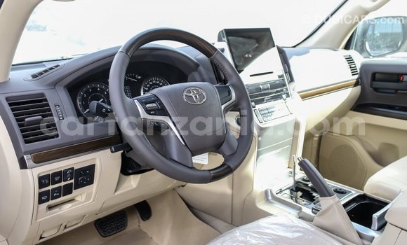 Nunua Imported Toyota Land Cruiser Nyeupe Gari ndani ya Import - Dubai nchini Arusha Nunua Imported Toyota Land Cruiser Nyeupe Gari ndani ya Import - Dubai nchini Arusha