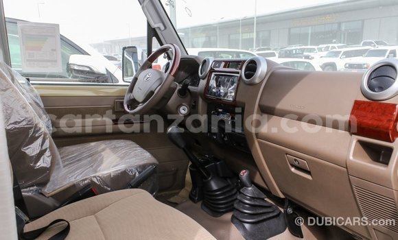 Nunua Imported Toyota Land Cruiser Beige Gari ndani ya Import - Dubai nchini Arusha Nunua Imported Toyota Land Cruiser Beige Gari ndani ya Import - Dubai nchini Arusha