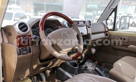 Nunua Imported Toyota Land Cruiser Beige Gari ndani ya Import - Dubai nchini Arusha Nunua Imported Toyota Land Cruiser Beige Gari ndani ya Import - Dubai nchini Arusha