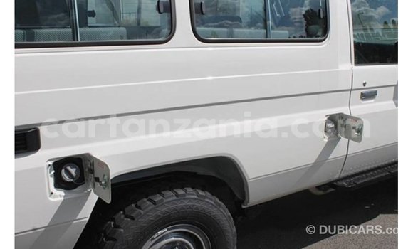 Nunua Imported Toyota Land Cruiser Nyeupe Gari ndani ya Import - Dubai nchini Arusha Nunua Imported Toyota Land Cruiser Nyeupe Gari ndani ya Import - Dubai nchini Arusha