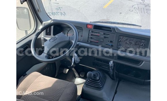 Nunua Imported Toyota Coaster Nyeupe Gari ndani ya Import - Dubai nchini Arusha Nunua Imported Toyota Coaster Nyeupe Gari ndani ya Import - Dubai nchini Arusha