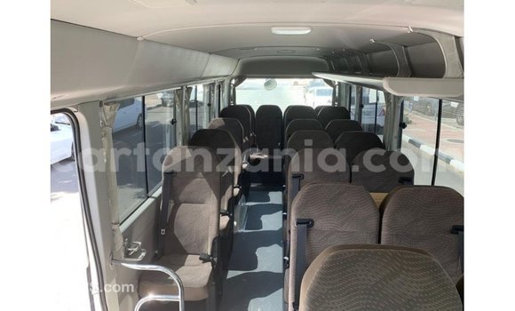 Nunua Imported Toyota Coaster Nyeupe Gari ndani ya Import - Dubai nchini Arusha Nunua Imported Toyota Coaster Nyeupe Gari ndani ya Import - Dubai nchini Arusha