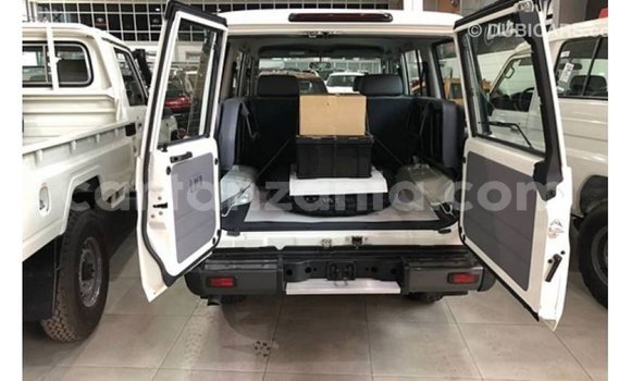 Nunua Imported Toyota Land Cruiser Nyeupe Gari ndani ya Import - Dubai nchini Arusha Nunua Imported Toyota Land Cruiser Nyeupe Gari ndani ya Import - Dubai nchini Arusha