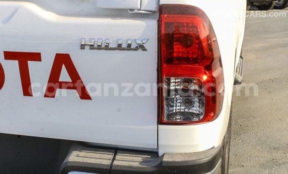 Nunua Imported Toyota Hilux Nyeupe Gari ndani ya Import - Dubai nchini Arusha Nunua Imported Toyota Hilux Nyeupe Gari ndani ya Import - Dubai nchini Arusha