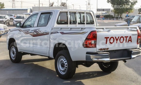 Nunua Imported Toyota Hilux Nyeupe Gari ndani ya Import - Dubai nchini Arusha Nunua Imported Toyota Hilux Nyeupe Gari ndani ya Import - Dubai nchini Arusha