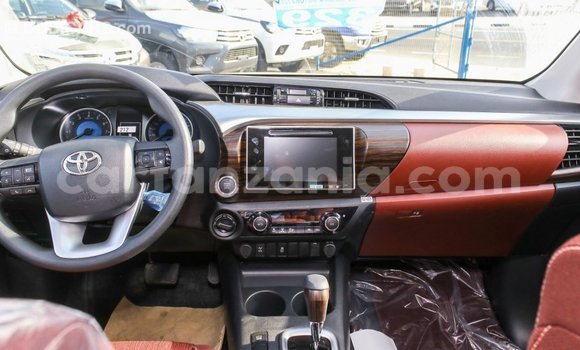 Nunua Imported Toyota Hilux Nyeupe Gari ndani ya Import - Dubai nchini Arusha Nunua Imported Toyota Hilux Nyeupe Gari ndani ya Import - Dubai nchini Arusha