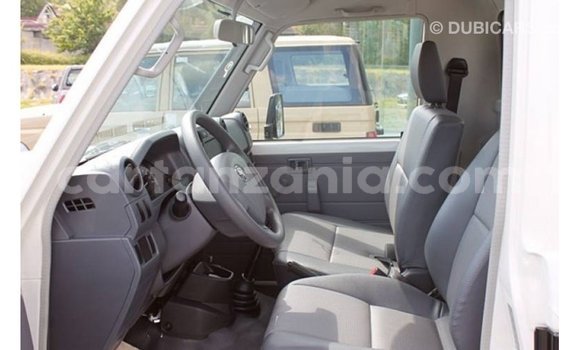 Nunua Imported Toyota Land Cruiser Nyeupe Gari ndani ya Import - Dubai nchini Arusha Nunua Imported Toyota Land Cruiser Nyeupe Gari ndani ya Import - Dubai nchini Arusha