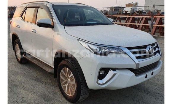 Nunua Imported Toyota Fortuner Nyeupe Gari ndani ya Import - Dubai nchini Arusha Nunua Imported Toyota Fortuner Nyeupe Gari ndani ya Import - Dubai nchini Arusha