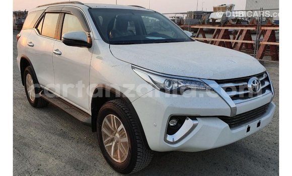 Nunua Imported Toyota Fortuner Nyeupe Gari ndani ya Import - Dubai nchini Arusha Nunua Imported Toyota Fortuner Nyeupe Gari ndani ya Import - Dubai nchini Arusha