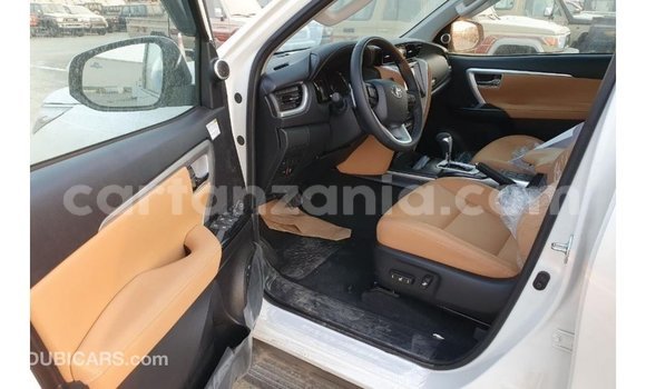 Nunua Imported Toyota Fortuner Nyeupe Gari ndani ya Import - Dubai nchini Arusha Nunua Imported Toyota Fortuner Nyeupe Gari ndani ya Import - Dubai nchini Arusha