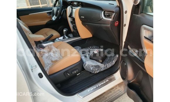 Nunua Imported Toyota Fortuner Nyeupe Gari ndani ya Import - Dubai nchini Arusha Nunua Imported Toyota Fortuner Nyeupe Gari ndani ya Import - Dubai nchini Arusha