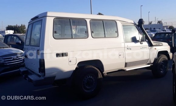 Nunua Imported Toyota Land Cruiser Nyeupe Gari ndani ya Import - Dubai nchini Arusha Nunua Imported Toyota Land Cruiser Nyeupe Gari ndani ya Import - Dubai nchini Arusha