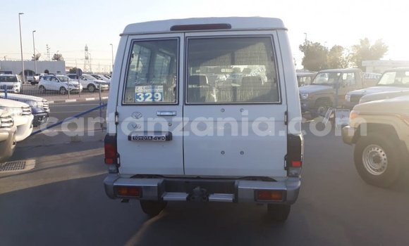 Nunua Imported Toyota Land Cruiser Nyeupe Gari ndani ya Import - Dubai nchini Arusha Nunua Imported Toyota Land Cruiser Nyeupe Gari ndani ya Import - Dubai nchini Arusha