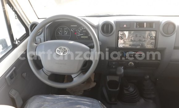 Nunua Imported Toyota Land Cruiser Nyeupe Gari ndani ya Import - Dubai nchini Arusha Nunua Imported Toyota Land Cruiser Nyeupe Gari ndani ya Import - Dubai nchini Arusha