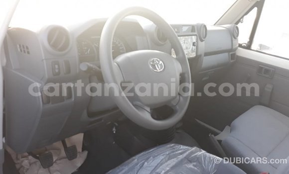 Nunua Imported Toyota Land Cruiser Nyeupe Gari ndani ya Import - Dubai nchini Arusha Nunua Imported Toyota Land Cruiser Nyeupe Gari ndani ya Import - Dubai nchini Arusha