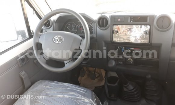 Nunua Imported Toyota Land Cruiser Nyeupe Gari ndani ya Import - Dubai nchini Arusha Nunua Imported Toyota Land Cruiser Nyeupe Gari ndani ya Import - Dubai nchini Arusha