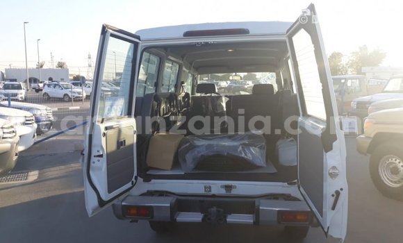 Nunua Imported Toyota Land Cruiser Nyeupe Gari ndani ya Import - Dubai nchini Arusha Nunua Imported Toyota Land Cruiser Nyeupe Gari ndani ya Import - Dubai nchini Arusha