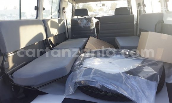 Nunua Imported Toyota Land Cruiser Nyeupe Gari ndani ya Import - Dubai nchini Arusha Nunua Imported Toyota Land Cruiser Nyeupe Gari ndani ya Import - Dubai nchini Arusha
