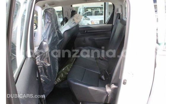 Nunua Imported Toyota Hilux Nyeupe Gari ndani ya Import - Dubai nchini Arusha Nunua Imported Toyota Hilux Nyeupe Gari ndani ya Import - Dubai nchini Arusha