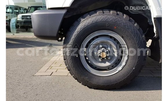 Nunua Imported Toyota Land Cruiser Nyeupe Gari ndani ya Import - Dubai nchini Arusha Nunua Imported Toyota Land Cruiser Nyeupe Gari ndani ya Import - Dubai nchini Arusha