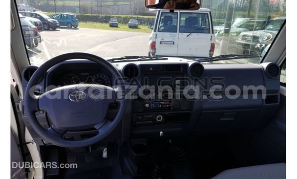Nunua Imported Toyota Land Cruiser Nyeupe Gari ndani ya Import - Dubai nchini Arusha Nunua Imported Toyota Land Cruiser Nyeupe Gari ndani ya Import - Dubai nchini Arusha