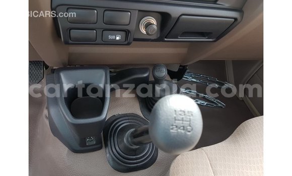 Nunua Imported Toyota Land Cruiser Beige Gari ndani ya Import - Dubai nchini Arusha Nunua Imported Toyota Land Cruiser Beige Gari ndani ya Import - Dubai nchini Arusha