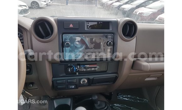 Nunua Imported Toyota Land Cruiser Beige Gari ndani ya Import - Dubai nchini Arusha Nunua Imported Toyota Land Cruiser Beige Gari ndani ya Import - Dubai nchini Arusha