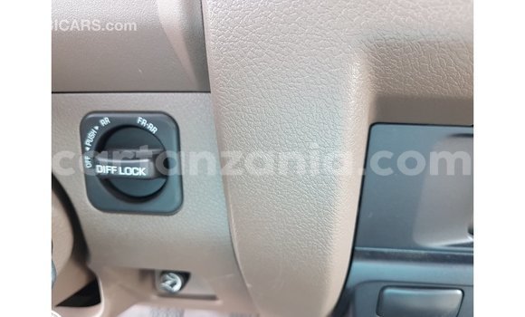 Nunua Imported Toyota Land Cruiser Beige Gari ndani ya Import - Dubai nchini Arusha Nunua Imported Toyota Land Cruiser Beige Gari ndani ya Import - Dubai nchini Arusha
