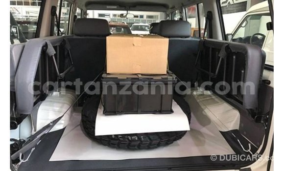Nunua Imported Toyota Land Cruiser Nyeupe Gari ndani ya Import - Dubai nchini Arusha Nunua Imported Toyota Land Cruiser Nyeupe Gari ndani ya Import - Dubai nchini Arusha