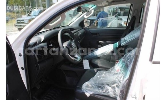 Nunua Imported Toyota Hilux Nyeupe Gari ndani ya Import - Dubai nchini Arusha Nunua Imported Toyota Hilux Nyeupe Gari ndani ya Import - Dubai nchini Arusha