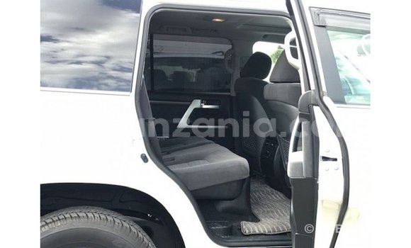 Nunua Imported Toyota Land Cruiser Nyeupe Gari ndani ya Import - Dubai nchini Arusha Nunua Imported Toyota Land Cruiser Nyeupe Gari ndani ya Import - Dubai nchini Arusha