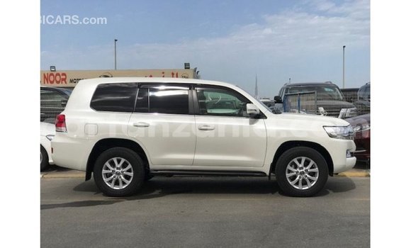 Nunua Imported Toyota Land Cruiser Nyeupe Gari ndani ya Import - Dubai nchini Arusha Nunua Imported Toyota Land Cruiser Nyeupe Gari ndani ya Import - Dubai nchini Arusha