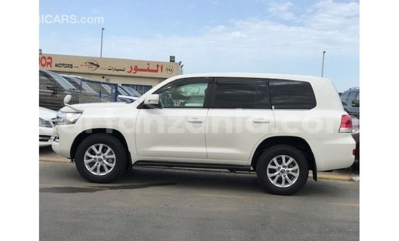 Nunua Imported Toyota Land Cruiser Nyeupe Gari ndani ya Import - Dubai nchini Arusha Nunua Imported Toyota Land Cruiser Nyeupe Gari ndani ya Import - Dubai nchini Arusha
