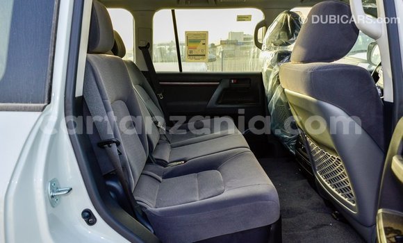 Nunua Imported Toyota Land Cruiser Nyeupe Gari ndani ya Import - Dubai nchini Arusha Nunua Imported Toyota Land Cruiser Nyeupe Gari ndani ya Import - Dubai nchini Arusha