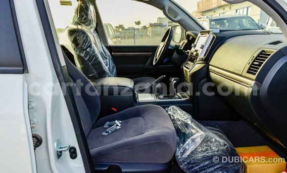 Nunua Imported Toyota Land Cruiser Nyeupe Gari ndani ya Import - Dubai nchini Arusha Nunua Imported Toyota Land Cruiser Nyeupe Gari ndani ya Import - Dubai nchini Arusha