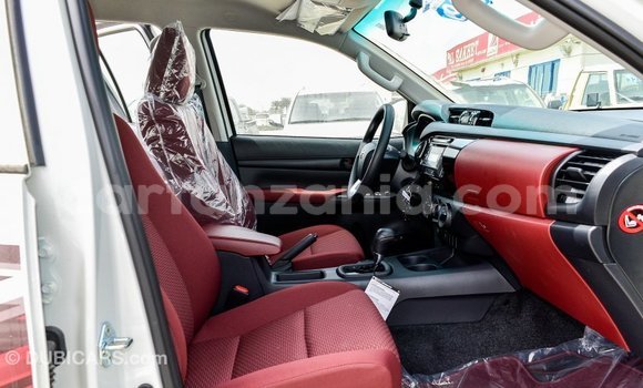 Nunua Imported Toyota Hilux Nyeupe Gari ndani ya Import - Dubai nchini Arusha Nunua Imported Toyota Hilux Nyeupe Gari ndani ya Import - Dubai nchini Arusha