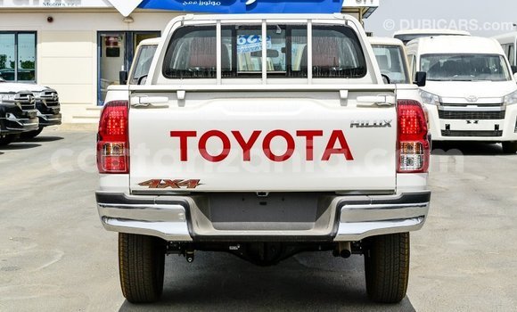Nunua Imported Toyota Hilux Nyeupe Gari ndani ya Import - Dubai nchini Arusha Nunua Imported Toyota Hilux Nyeupe Gari ndani ya Import - Dubai nchini Arusha