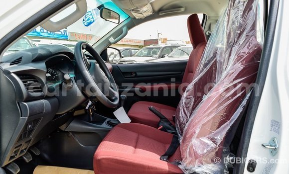 Nunua Imported Toyota Hilux Nyeupe Gari ndani ya Import - Dubai nchini Arusha Nunua Imported Toyota Hilux Nyeupe Gari ndani ya Import - Dubai nchini Arusha