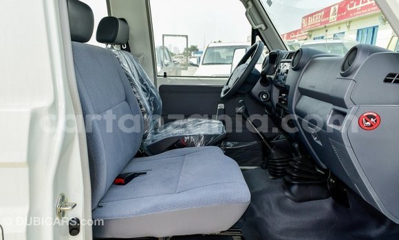 Nunua Imported Toyota Land Cruiser Nyeupe Gari ndani ya Import - Dubai nchini Arusha Nunua Imported Toyota Land Cruiser Nyeupe Gari ndani ya Import - Dubai nchini Arusha