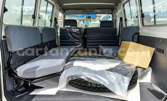 Nunua Imported Toyota Land Cruiser Nyeupe Gari ndani ya Import - Dubai nchini Arusha Nunua Imported Toyota Land Cruiser Nyeupe Gari ndani ya Import - Dubai nchini Arusha